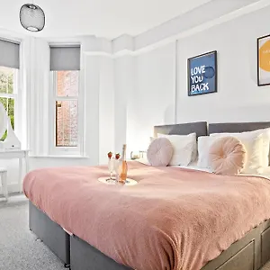 Apartment Family Retreat Stylish Apartment, Sleeps 6, 7 Minute Walk To Parking Wifi Kitchen And Washer, Bournemouth